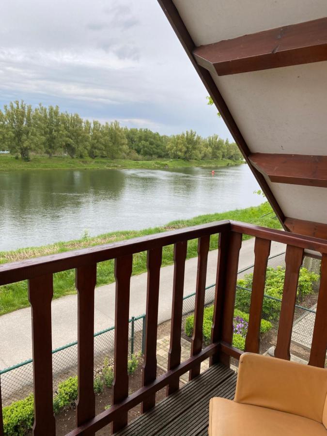 Chalet La Meuse Maaseik Exterior foto