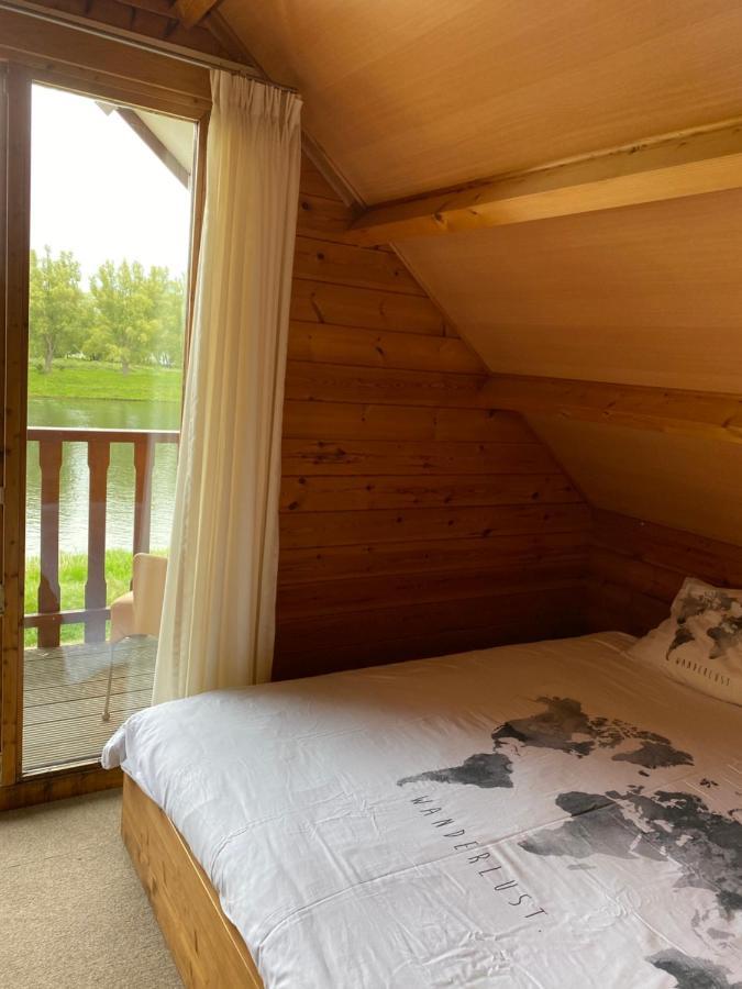 Chalet La Meuse Maaseik Exterior foto